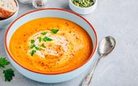 Sopa de cenoura com tomate e manjericão