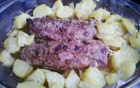 Picanha suína com batatas cobertas de queijo