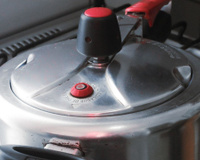 É isso que acontece quando você puxa o pino da panela de pressão em vez de deixar a pressão sair naturalmente