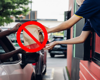 Perigo silencioso nas embalagens de fast-food: parece inofensivo, mas isso pode bagunçar seu sistema hormonal e prejudicar o metabolismo