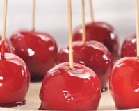 O segredo da maçã do amor perfeita não está na fruta nem na cor vermelha: truque simples deixa a calda igual a um vidro espelhado