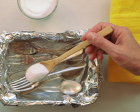 Não uso mais limpa-pratas depois que eu aprendi que basta juntar esses 4 produtos que todo mundo tem em casa para ter peças brilhando