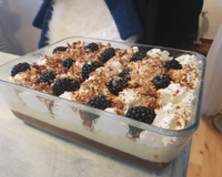 Pavê com amoras e castanhas caramelizadas