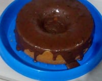 Bolo de fubá com calda de chocolate