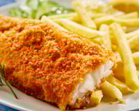 Filé de tilápia frito supercrocante acompanhado por batatas