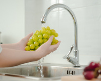 A maioria faz errado: veja como lavar frutas da forma certa