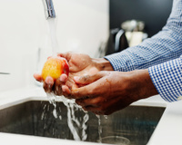 Os 4 erros que você comete na cozinha que podem aumentar o risco de contaminação, segundo o TudoGostoso