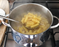 Por que você nunca deve colocar óleo na água do macarrão? Nós explicamos!