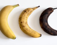 Bananas verdes são tão boas quanto bananas maduras. Saiba a diferença que ocorre quando as bananas mudam de cor