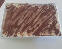 Pavê de bolacha maisena com creme branco e creme preto