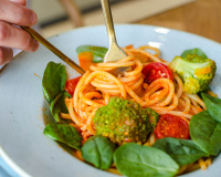 Espaguete com brócolis e tomates-cereja, uma receita para um jantar fácil, com apenas cinco ingredientes