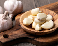 7 usos inusitados do alho que você precisa conhecer: acaba com a caspa, fortalece unhas, espanta a tosse e mais!
