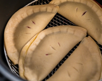 Pastel saudável e sem fritura: faça desse jeito na airfryer e o petisco fica sequinho e delicioso