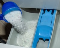 Com quantos anos você descobriu que dissolver o sabão em pó pode evitar manchas nas roupas?