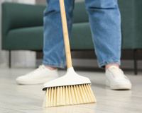 O truque improvável com papel alumínio que está mudando a forma de varrer a casa