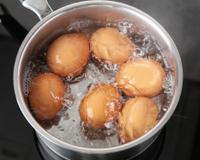 Coloque 1 colher de sopa na água com os ovos e veja a mágica acontecer com as cascas quando estiverem cozidos