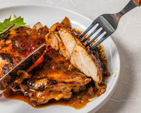 O molho que transforma uma simples frango grelhado em prato de restaurante: "Esse fundinho sujo na frigideira que vai mudar tudo"