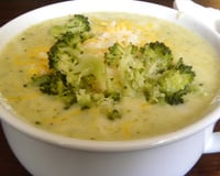 Sopa de brócolis com queijo low carb