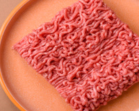 Não basta descongelar carne moída à temperatura ambiente? Um especialista recomenda um método melhor