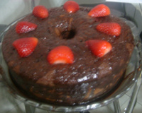 Bolo fácil de chocolate com pedacinhos de morango