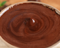 Essa receita fácil de chocolate quente cremoso do TudoGostoso fica perfeita e parece bebida de cafeteria chique