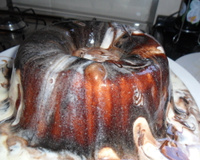 Pudim de sorvete com calda quente