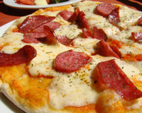 Essa é a melhor receita de pizza caseira para fechar o domingo com chave de ouro