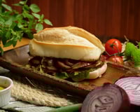 Sanduíche de lingüiça calabresa