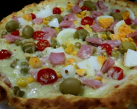 Sem sovar e sem liquidificador: essa pizza portuguesa caseira da minha família é a melhor que você vai provar, receita com muito recheio