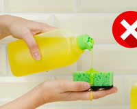 Nunca mais pinguei detergente direto na esponja depois que aprendi o melhor jeito de lavar louça (e ainda estou economizando!)