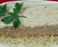 Torta de pão de forma cremosa com atum