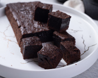Nem farinha, nem açúcar, nem manteiga: bolo molhadinho de chocolate é a receita saudável mais fácil e gostosa que já comi