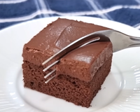 Nem farinha, nem glúten, nem açúcar: bolo de chocolate cremoso de duas camadas só leva 3 ingredientes