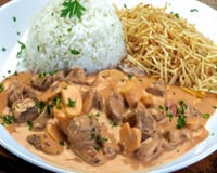 Estrogonofe de carne com arroz e batata palha para o almoço