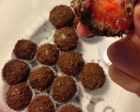 Brigadeiro recheado com morango