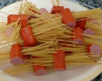 Macarrão com salsicha criativo