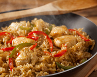 Aprendi a fazer um arroz de frango na panela de pressão com sabor de comida de vó e eu vou te mostrar como fazer