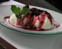 Frozen iogurte com calda de frutas vermelhas