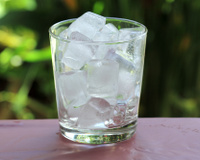 Gelo não é só pra drink! Esse truque com gelo pode acabar com as espinhas!