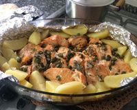 Salmão ao forno com molho de manteiga com alcaparras