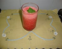 Suco refrescante de melancia com hortelã