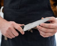 Como posso afiar uma faca corretamente em casa se não tenho um afiador?
