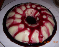 Manjar com calda de vinho