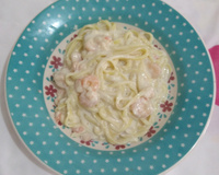 Macarrão ao molho branco com camarão