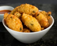 Bolinho de arroz com pernil desfiado