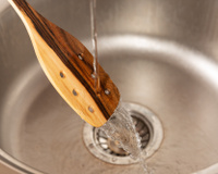 Essa dica de ouro é essencial para limpar os utensílios de madeira do jeito certo!