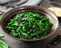 Esse é o melhor jeito de comer espinafre: receita à moda coreana é muito fácil e combina com qualquer prato