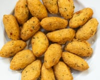 Com ovos, atum e pão ralado: a receita econômica espanhola que rende bolinhos crocantes e muito saborosos (conheça os huevos tontos!)