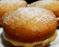 Sonho com recheio de doce de leite