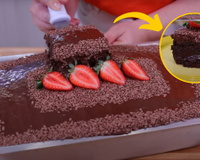 Bolo de chocolate bem molhadinho e suculento fácil de fazer: uma fatia desse bolo resolve qualquer problema do seu dia! É irresistível!